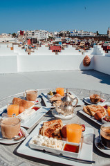 Typisch marokkanisches Frühstück auf einer Terrasse mit Blick auf Tanger, Marokko.