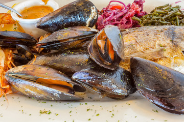 assiette de la mer, poisson, moules et gambas 