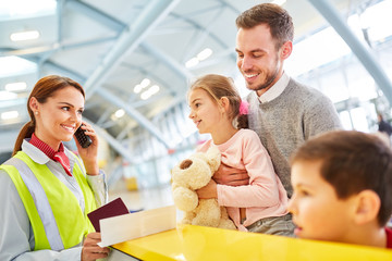 Familie vor dem Abflug in den Urlaub am Check-In