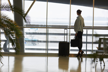 Frau als Passagier im Wartebereich im Flughafen Terminal