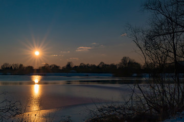 Fototapeta na wymiar Sonnenuntergang über zugefrorenem See