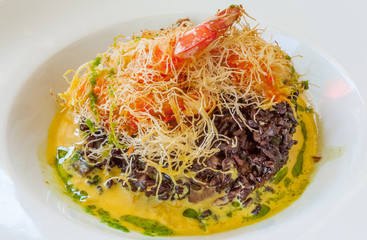gambas poêlés, spaghettis à l'encre de seiche