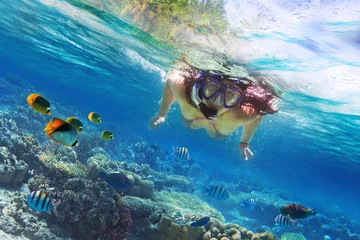 Photo sur Plexiglas Plonger Jeune femme à la plongée en apnée dans l& 39 eau tropicale