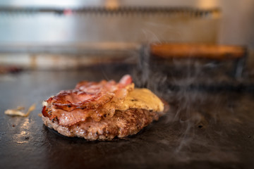 Burger mit Bacon auf dem Grill 