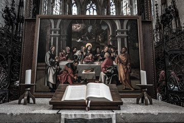 Obraz na płótnie Canvas Aufgeschlagene Bibel auf einem Altar 