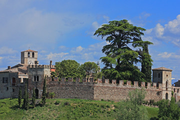 Fototapeta na wymiar Castellaro Lagusello, il castello e il laghetto