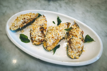 Gratinated Mussels with Spicy Tomato Sauce