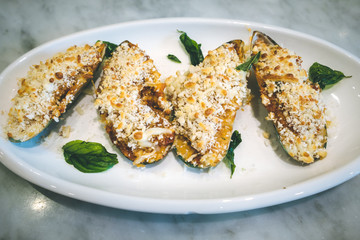 Gratinated Mussels with Spicy Tomato Sauce