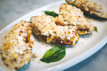 Gratinated Mussels with Spicy Tomato Sauce