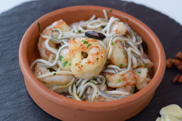 Gulas con gambón al ajillo