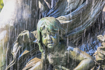 Fototapeta na wymiar Bronzeskulptur eines Mädchens in einem Brunnen