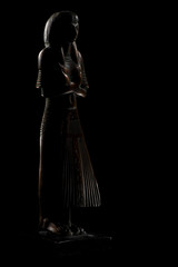 statuette égyptienne dans le noir