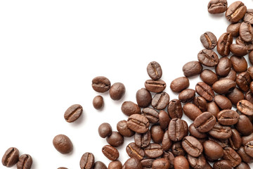 Naklejka premium Roasted coffee beans isolated on white background. Close-up.