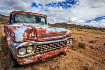 Poster Klassieke oude vrachtwagen in Route 66 tijdens zomerse roadtrip © losonsky