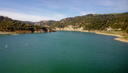 Lago , montaña y cielo