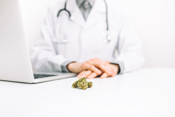 Arzt verschreibt medizinisches Marihuana 