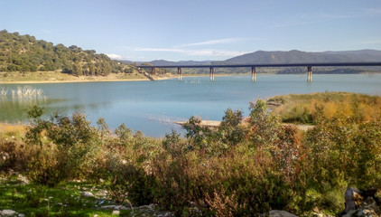 Puente sobre el agua de un lago
