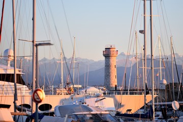 Port Vauban d'Antibes et Mercantour enneig&eacute;