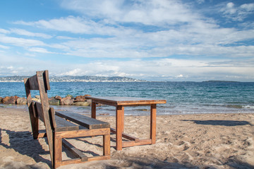 banc et table en bois sur la plage