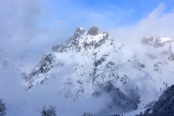 Obraz premium Austriackie Alpy w pobliżu miasta Werfen. Zima krajobraz przy wczesnym porankiem w Austria, Europa.