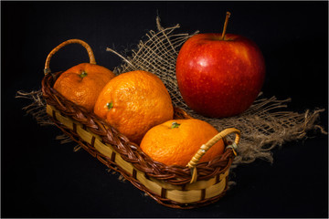 Корзинка с фруктами.