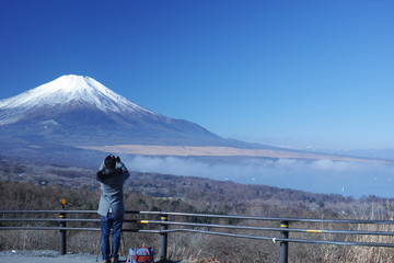 富士山と山中湖と人