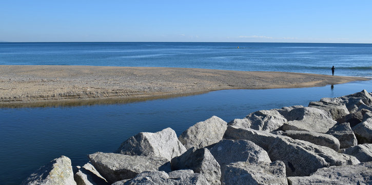 Desembocadura al Mar de el Rio Bes&oacute;s