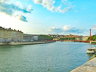 Río Rodano a su paso por Lyon, Francia, Europa