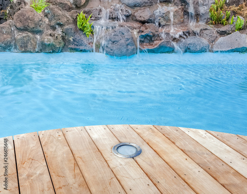 Piscine Avec Cascade Et Plage Bois Avec éclairage Intégré Stock