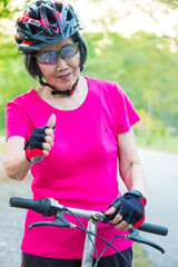 Obraz premium Senior woman and bicycle
