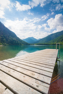 Steg am See in den Bergen an einem Tag im Sommer © kentauros