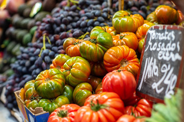 Green and red tomatoes on a market table