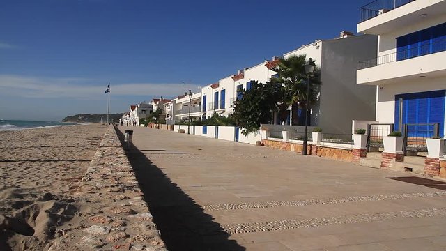   Paseo mar&iacute;timo en paralelo a la playa de Altafulla con sus casas de cara al mar Mediterr&aacute;neo. Tarragona