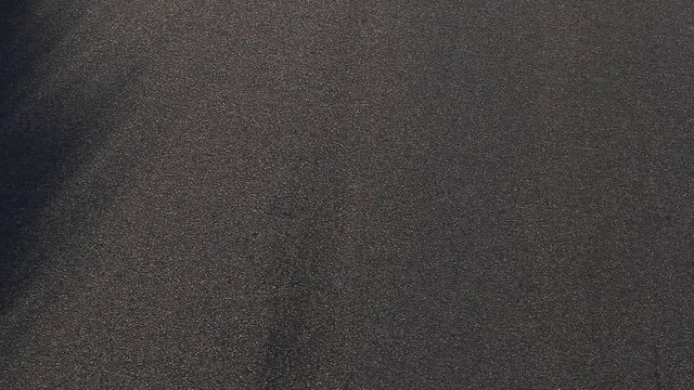 Vista cenital de coches pasando de abajo arriba por una autopista 