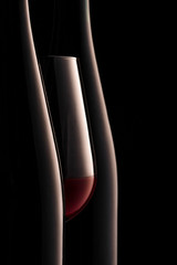 Zwei Weinflaschen und ein Glas Rotwein