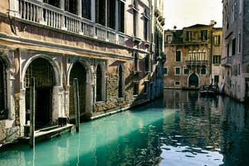 parada de botes en un canal de venecia