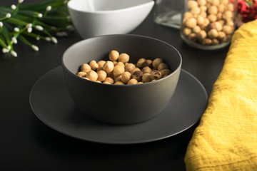 Bol y plato gris con avellanas en el interior