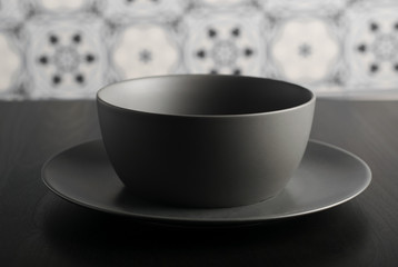 Bol y plato gris vacio