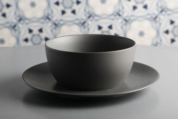 Bol y plato gris vacio