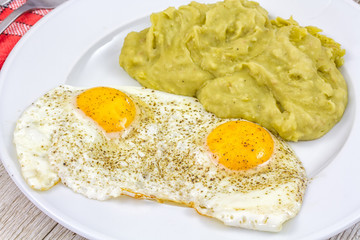 oeufs au plat et purée