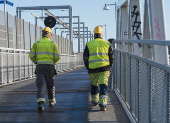 workers going for coffe, on the pedestrian and bicycle path, Partihallsförbindelsen, Marieholm