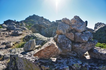 monton de piedras en un camino de montaña