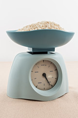 bilancia azzurra vintage da cucina su piano di marmo