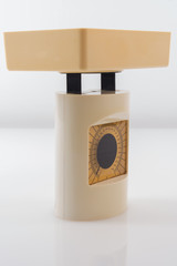 bilancia beige vintage da cucina su piano di marmo