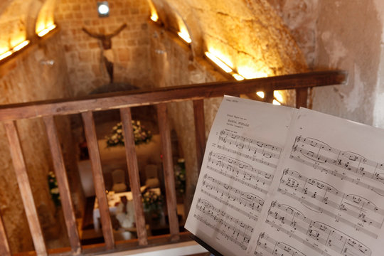 Spartito Musicale in primo pino in Interno Chiesa Sant'Efisio a Nora - Pula (Cagliari) - Sardegna