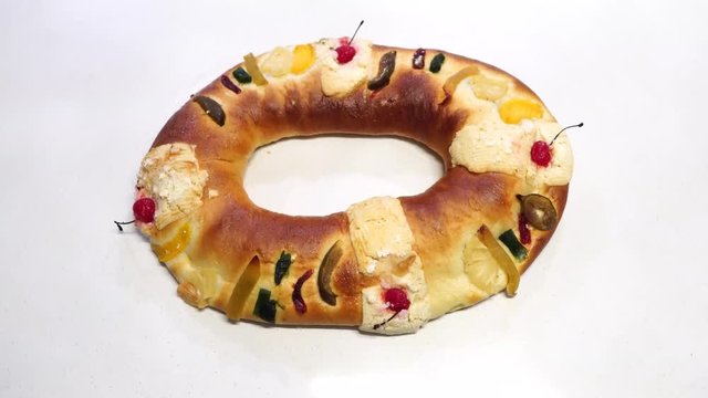 Deliciosa rosca de reyes celebrando el 6 de enero en latinoamerica. Reyes Magos. Pan dulce.
Delicious rosca de reyes celebrating January 6 in Latin America. Magi. Sweet bread.
