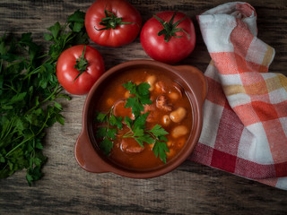 zupa fasolowa z kiełbasą i pomidorami