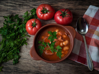 zupa fasolowa z kiełbasą i pomidorami
