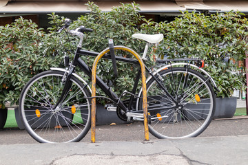 Fototapeta na wymiar bicicletta legata