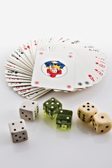 dadi da gioco su fondo bianco con carte